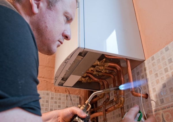 Le chauffagiste pour l'installation d'une pompe à chaleur